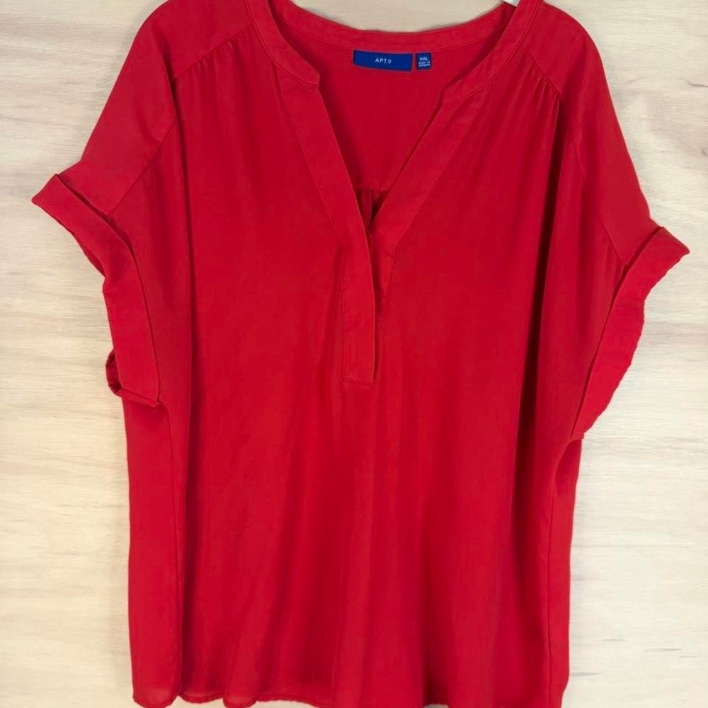 Apt 9 Red blouse with Split V-neck and short sleeves. Size: XXL